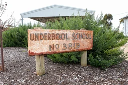 Underbool Primary School logo